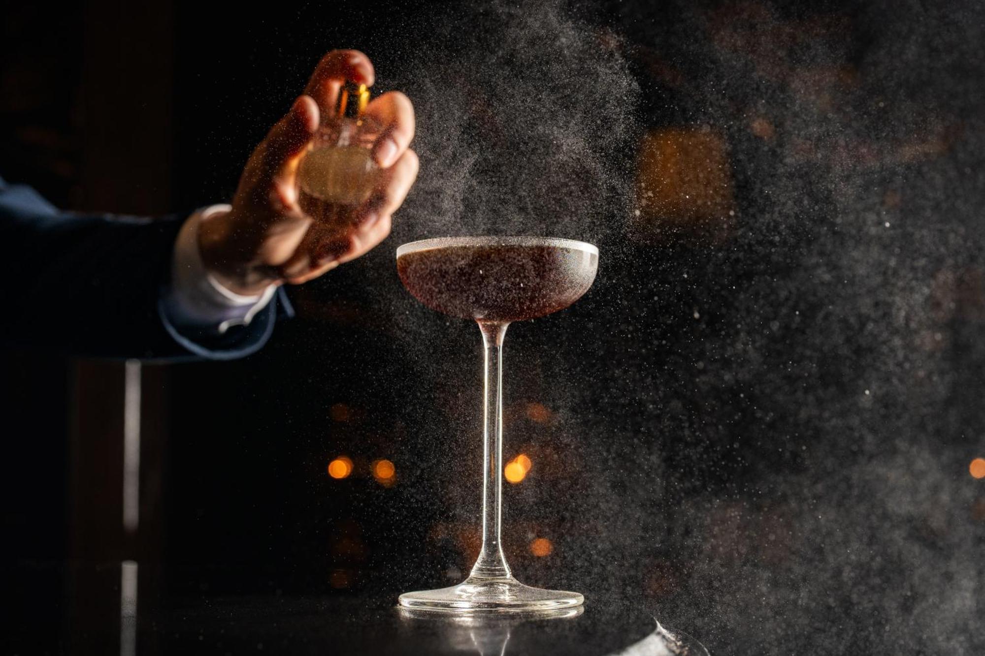 فندق Rosewood ساو باولو المظهر الخارجي الصورة A bartender dusting a cocktail with ground nutmeg